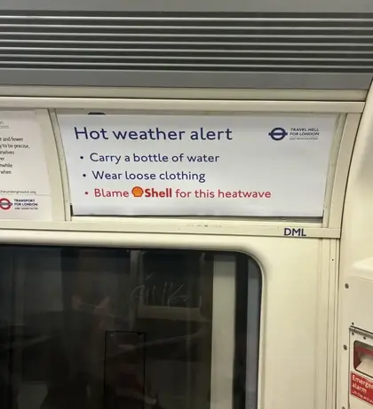 Greenpeace metro Londra messaggio